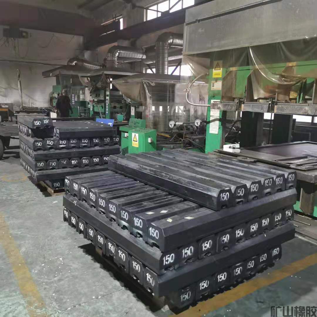 春节前保质保量完成生产任务 ——矿山橡胶厂橡胶衬板生产现场(图1) 春节前保质保量完成生产任务 ——矿山橡胶厂橡胶衬板生产现场(图1)
